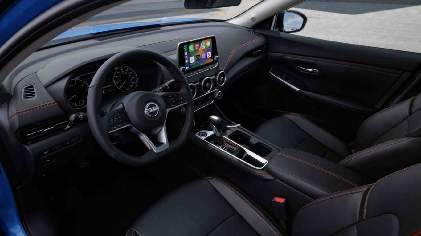 Nissan Sentra 2024 melhora economia de combustível interior